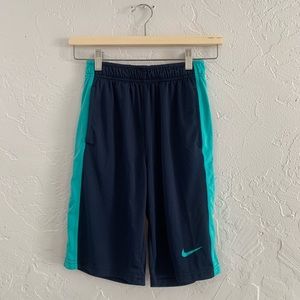 Nike Boys Basketball Shorts. Size M